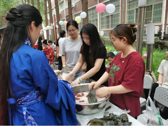 太阳成集团tyc33455cc官网“一站式”学生社区中华优秀传统文化教育——弘扬端午文化，涵养家国情怀